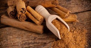 cinnamon sticks and ground cinnamon powder