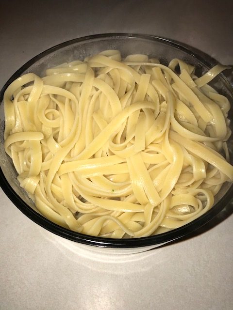 cooked noodles to serve with chicken Alfredo
#heatherearles #herbnwisdom #chickenalfredo #dinnerideas #podcaster #healthyliving #blogger #author