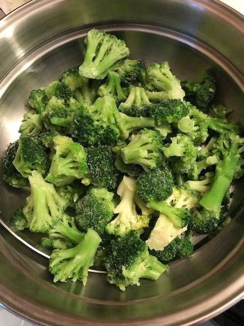 Steaming Broccoli
#heatherearles #herbnwisdom #chickenalfredo #dinnerideas #podcaster #healthyliving #blogger #author