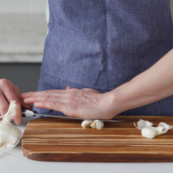 How do you peel and mince garlic?
#HeatherEarles #herbnwisdom #naturalliving #garlic #garden #cloves