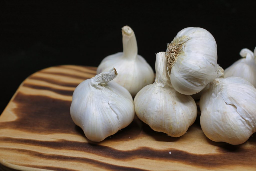 How do you peel and mince garlic?
#HeatherEarles #herbnwisdom #naturalliving #garlic #garden #cloves