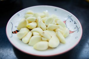 How do you peel and mince garlic?
#HeatherEarles #herbnwisdom #naturalliving #garlic #garden #cloves 