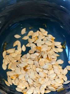 making roasted pumpkin seeds