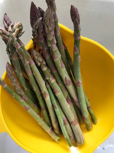 washing asparagus
