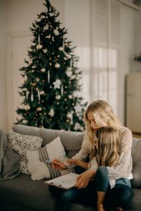 Author Heather Earles Gives Her Top Tips For Holiday Shopping-No Stressed Attached
#HeatherEarles #herbnwisdom #holidayshopping #giftideas #Christmasgiftideas #Thanksgivingprep #naturalliving #homemade #DIYgiftideas #vanillaextract
